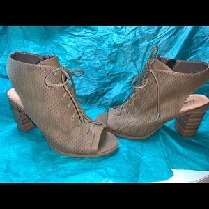 Cityclassified Olive Green laced chunky heel 6.5
